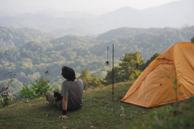 peyzaj ve seyahat konsepti solo serbest çalışan bir adamla rahatla ve kediyle oyna ve dağ tabakasıyla gün batımını izle