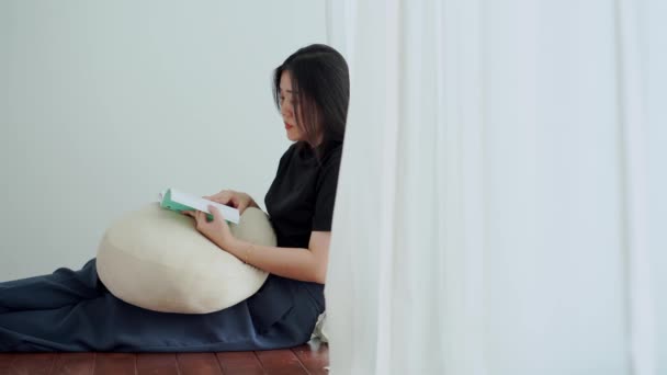 Bem Estar Bem Estar Conceito Com Mulher Asiática Deitar Ler — Vídeo de Stock