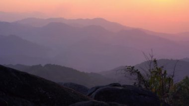 manzara ve seyahat konsepti gün batımı ile dağ arkaplanı katmanı