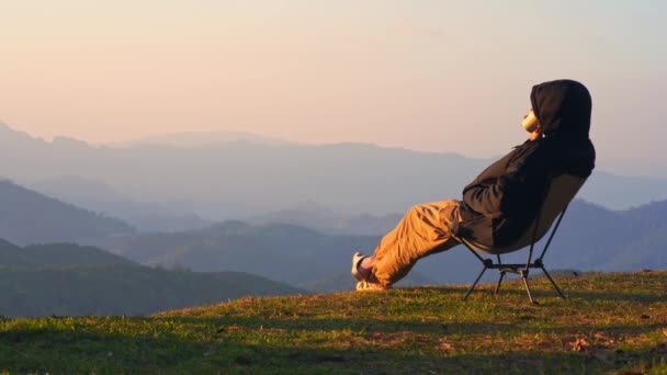 Manzara Seyahat Konsepti Yalnız Başına Çalışan Bir Adam Rahatlar Dağ — Stok video