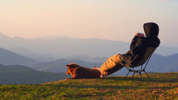 Ландшафт Концепция Путешествия Сольным Фрилансером Мужчина Расслабиться Играть Собакой Увидеть — стоковое видео
