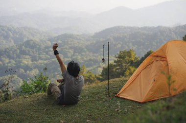 peyzaj ve seyahat konsepti solo serbest çalışan bir adamla rahatla ve kediyle oyna ve dağ tabakasıyla gün batımını izle