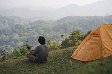peyzaj ve seyahat konsepti solo serbest çalışan bir adamla rahatla ve kediyle oyna ve dağ tabakasıyla gün batımını izle