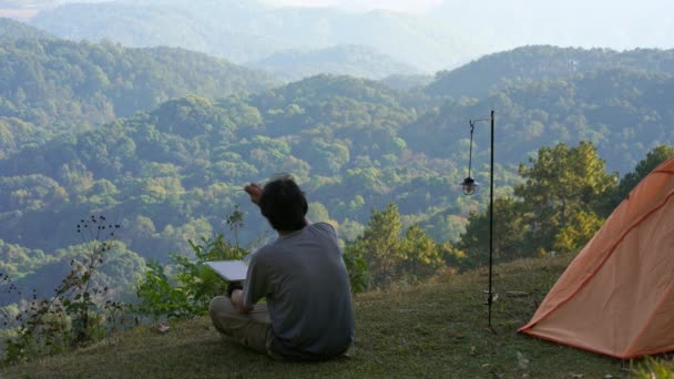 Krajobraz Koncepcja Podróży Samotnym Freelancer Człowiek Kempingu Pracy Zewnątrz Zobaczyć — Wideo stockowe