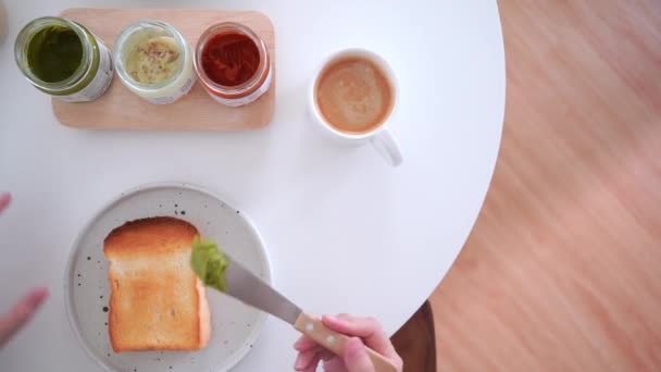 Ontbijt Ochtend Routine Concept Met Vrouw Hand Maken Van Brood — Stockvideo