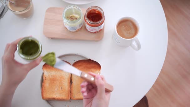 Śniadanie Rano Rutynowa Koncepcja Kobieta Strony Podejmowania Chleb Kawa Biały — Wideo stockowe