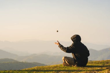 Doğa yalnız bir adamla seyahat eder rahatlar ve dağ tabakasıyla güneşin doğuşunu seyreder.