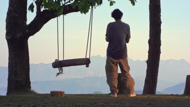Yalnız Başına Kamp Yapan Adam Dışarıda Çalışıyor Rahatlıyor Tahta Salıncağa — Stok video
