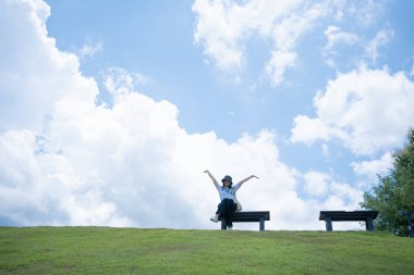 Yalnız kadın mutlu ve bulutlu bir geçmişle yaz yolculuğunun tadını çıkarıyor.
