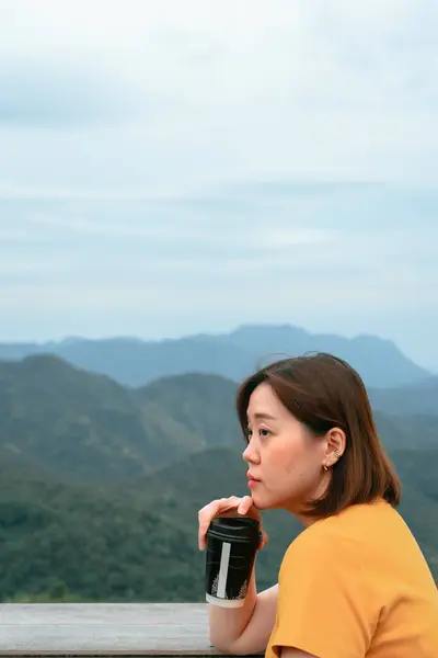 Σόλο Ασιατική Γυναίκα Hipster Ταξιδιώτη Πίνουν Καφέ Στο Βουνό Άποψη Εικόνα Αρχείου