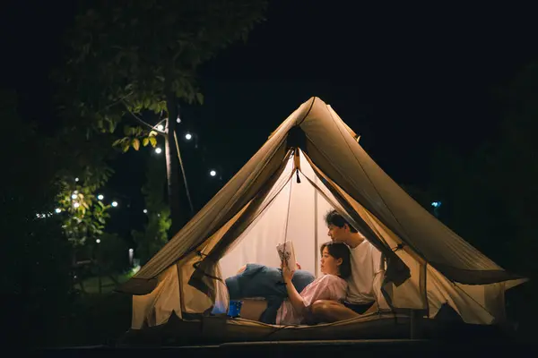 Asiatisches Paar Entspannt Sich Sommerurlaub Und Liest Buch Zeltlager Stockfoto