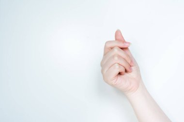Beyaz izole edilmiş arka planda rol yapan kadın elinin yeni normal konseptinde ulaşılamaz