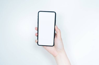 Kadın el ele tutuşmasından ve beyaz izole edilmiş arka plana sahip akıllı telefondan yeni normal konsept olarak ulaşılamıyor