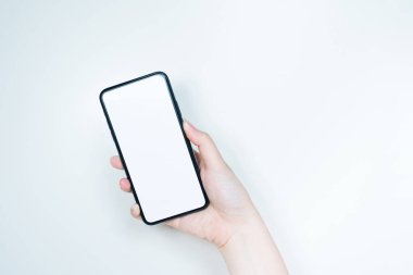 Kadın el ele tutuşmasından ve beyaz izole edilmiş arka plana sahip akıllı telefondan yeni normal konsept olarak ulaşılamıyor