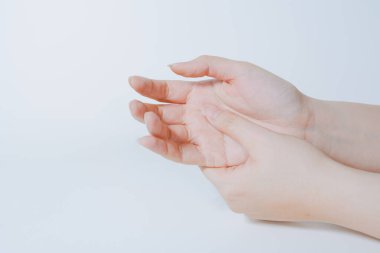 Ofiste ağrı ve ağrıdan sonra el ve parmak masajı beyaz izole edilmiş arka planla çalışıyor.