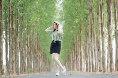 Asyalı kadın bahar mevsiminde gezmekten ve dışarıda dinlenmekten memnun.