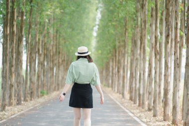 Asyalı kadın bahar mevsiminde gezmekten ve dışarıda dinlenmekten memnun.