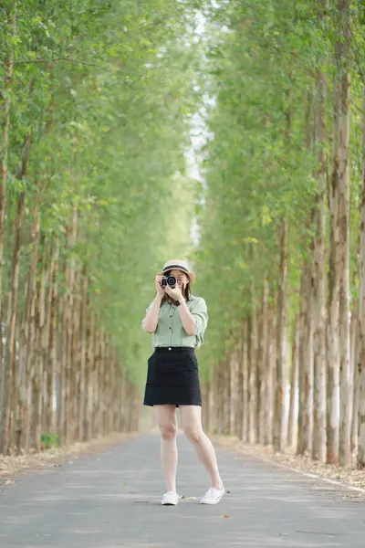 Azji Kobieta Szczęśliwy Podróży Relaksu Świeżym Powietrzu Sezonie Wiosennym Zdjęcia Stockowe bez tantiem