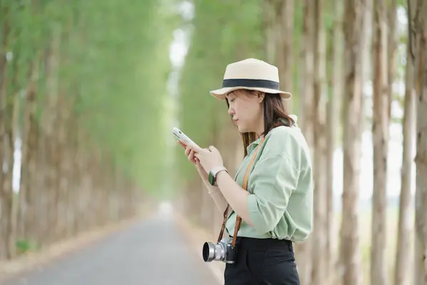 Asiático Mujer Uso Teléfono Comprobar Mapa Durante Viaje Relajarse Aire Fotos De Stock