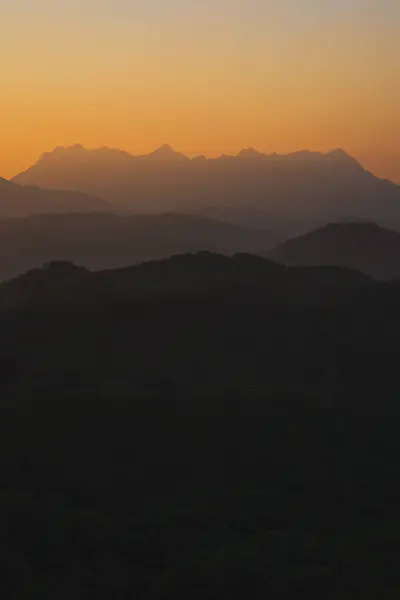 Natura Podróżuje Pomarańczowym Niebem Warstwą Góry Wschodem Słońca Tle Obrazy Stockowe bez tantiem