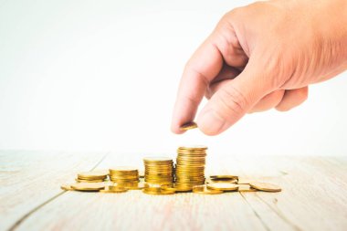 İş ve finans yatırımları ve altın sikke ile tasarruf etkinliği parmak oyunculuğu arka planda beyaz izole düzenleme