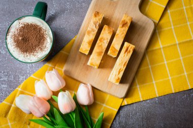Yaz mevsimi için peynirli kek ve kahvaltılı yemek.