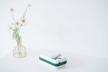 yaz ve yeni yıl seyahati konsepti seyahat çantası ve beyaz izole edilmiş güneş gözlüğü