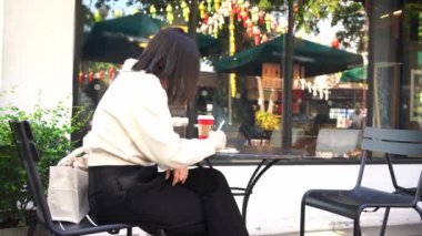 Kadınlarla açık hava aktivitesi konsepti sabahları rahat ve neşeli hisseden açık kahve dükkanından çalışmalar.