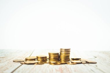 iş ve finans yatırımları ve altın sikke ile tasarruf faaliyetleri beyaz izole arka plan düzenleme