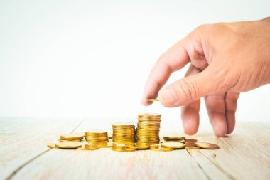 İş ve finans yatırımları ve altın sikke ile tasarruf etkinliği parmak oyunculuğu arka planda beyaz izole düzenleme