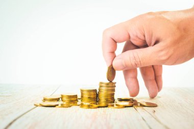 İş ve finans yatırımları ve altın sikke ile tasarruf etkinliği parmak oyunculuğu arka planda beyaz izole düzenleme