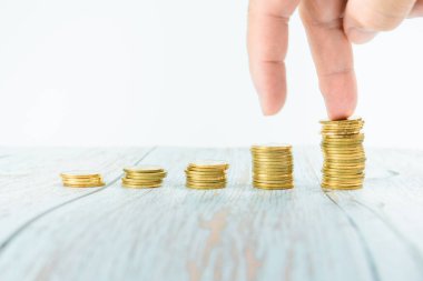 İş ve finans yatırımları ve altın sikke ile tasarruf etkinliği parmak oyunculuğu arka planda beyaz izole düzenleme