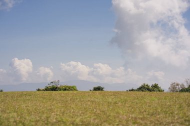 seyahat ve insan etkinliği kavramı dağ ve bulutlu gökyüzü arkaplanı katmanı