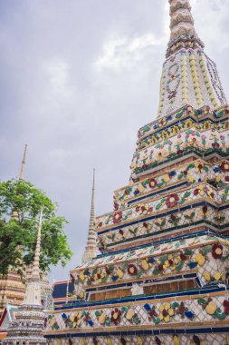 Tayland tapınağındaki eski pagoda ile Asya seyahati konsepti