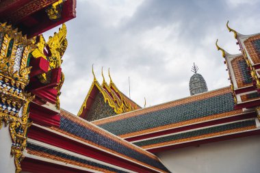 Tayland tapınağında eski mimari ve pagoda ile Asya seyahati konsepti