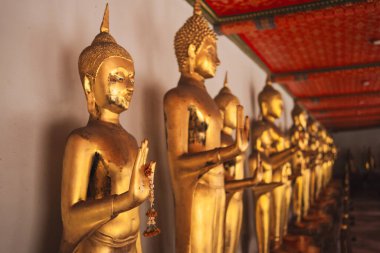 Asya seyahat konsepti Altın Buda heykeli ve Tayland tapınağında eski iç mimari