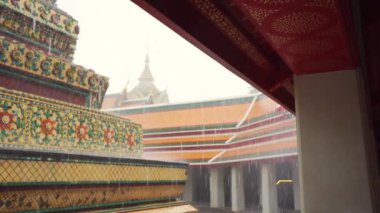 Yağmur mevsiminde Bangkok arka planında tapınaklı yağmur damlası