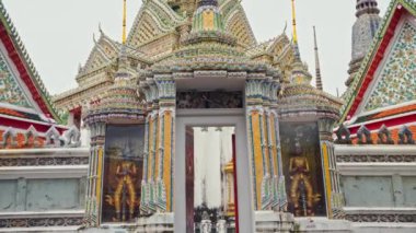 Fotoğrafçıyla Asya seyahati konsepti Tayland tapınağında eski mimari ve pagoda 'yı görün
