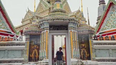Fotoğrafçıyla Asya seyahati konsepti Tayland tapınağında eski mimari ve pagoda 'yı görün