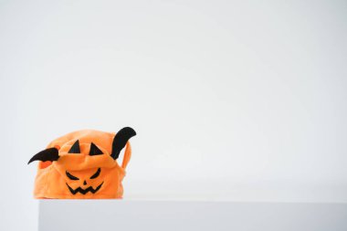 Beyaz arkaplanlı turuncu balkabağı Cadılar Bayramı