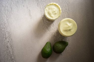 Smoothie avokado soslu sağlıklı bir kahvaltı.