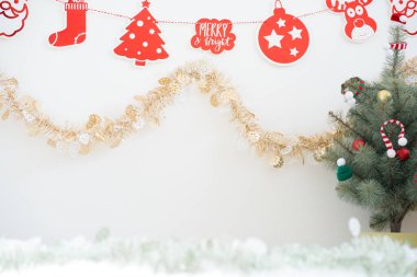 Kış tatili ve İngiliz kedisiyle kedi konsepti ipek eşarp giyer ve çam ve Noel ağacı süslemeleriyle oynar.