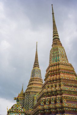 Tayland tapınağındaki eski pagoda ile Asya seyahati konsepti