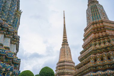 Tayland tapınağında eski mimari ve pagoda ile Asya seyahati konsepti