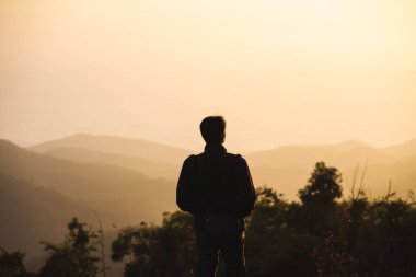 İnsanlarla manzara ve seyahat konsepti sabah gündoğumunu, dağ katmanını ve ormanlı sisi görün.