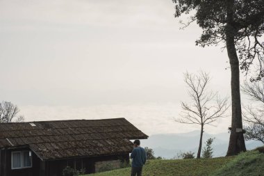 Manzara ve seyahat kavramı, dağdaki ormanla birlikte gün doğumuyla birlikte.