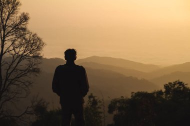 İnsanlarla manzara ve seyahat konsepti sabah gündoğumunu, dağ katmanını ve ormanlı sisi görün.