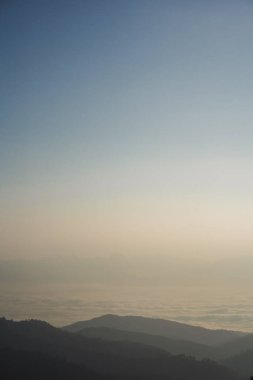 Manzara ve seyahat kavramı, dağdaki ormanla birlikte gün doğumuyla birlikte.