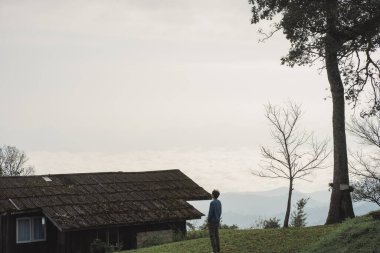 Manzara ve seyahat kavramı, dağdaki ormanla birlikte gün doğumuyla birlikte.
