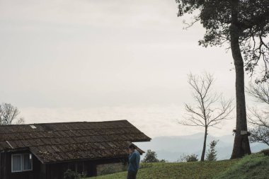 Manzara ve seyahat kavramı, dağdaki ormanla birlikte gün doğumuyla birlikte.